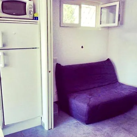 Appartement Studio Avec Vue Sur La Mer Et Terrasse Amenagee A Les Pins *